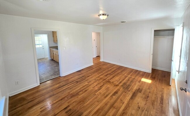 Building Photo - CHARMING 2 BEDROOM SINGLE FAMILY
