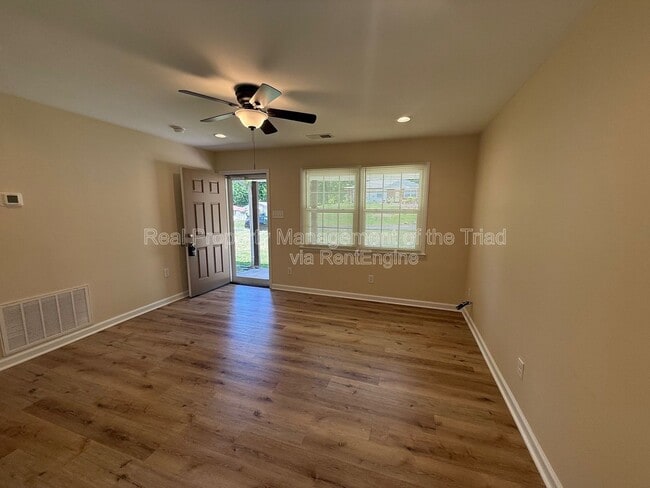 Foto del edificio - 5208 Larkspur Dr