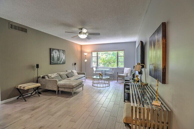 Foto del edificio - 5840 NE 22nd Way