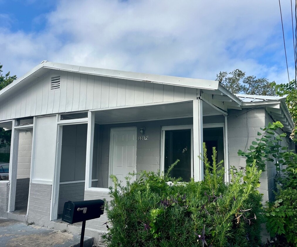 Primary Photo - SPACIOUS 1BR/1BA Lakeland Duplex