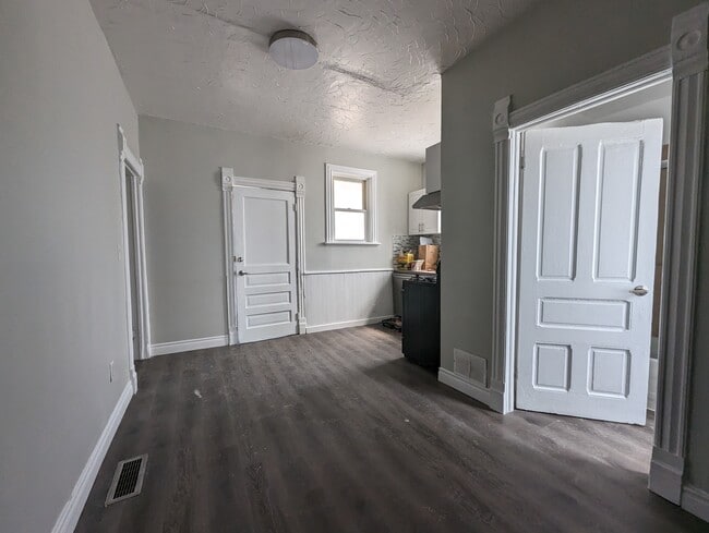 Building Photo - Cool One-Bedroom By Kitchener GO Station