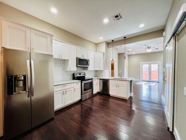 Foto del edificio - 6-MONTH LEASE TERM FOR $2750 OR 18-MONTHS ...
