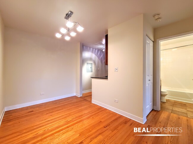 Building Photo - 625 W Wrightwood Ave