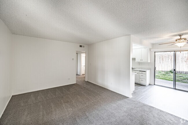 2 habitaciones, 2 baños - 950 pies cuadrados - Sala de estar - Kimberly Arms