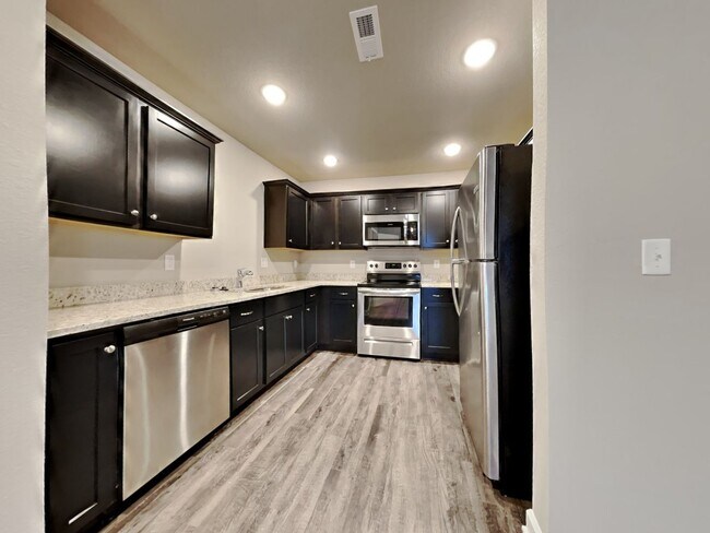 Foto del edificio - 3 BR/2BA Newly Renovated Single Family Home | 2-Car Covered Parking |In Blue Springs!