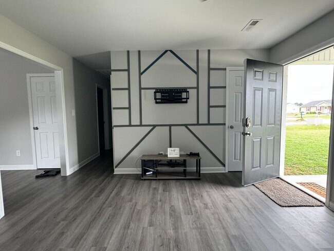Building Photo - 3 Bedroom House