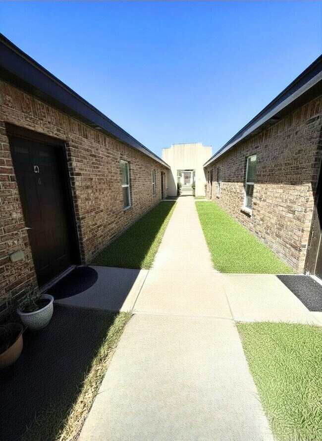Building Photo - "Charming 2-Bed, 2-Bath Gem on Valeria Street - Perfect Edinburg Retreat!"