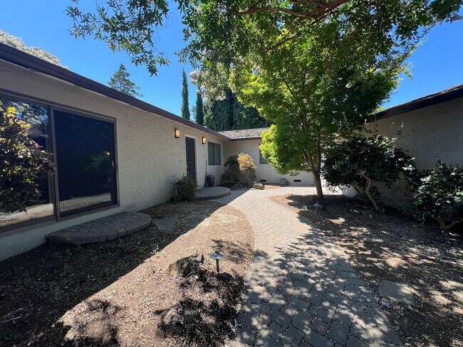 Building Photo - Spacious, Charming 4BD/2BA Home in Cozy Su...