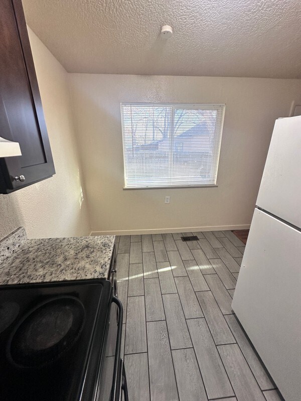 Foto del edificio - 532 N Redwood Rd