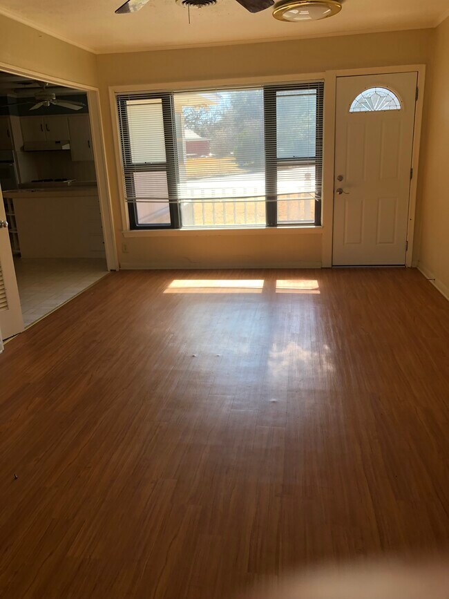 Él - 1529 Woodland Dr