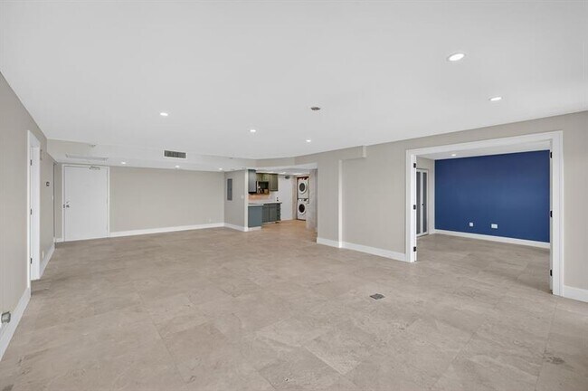 Building Photo - 3200 Port Royale Dr N