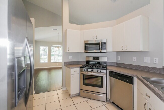 Building Photo - 11111 Newbridge Dr