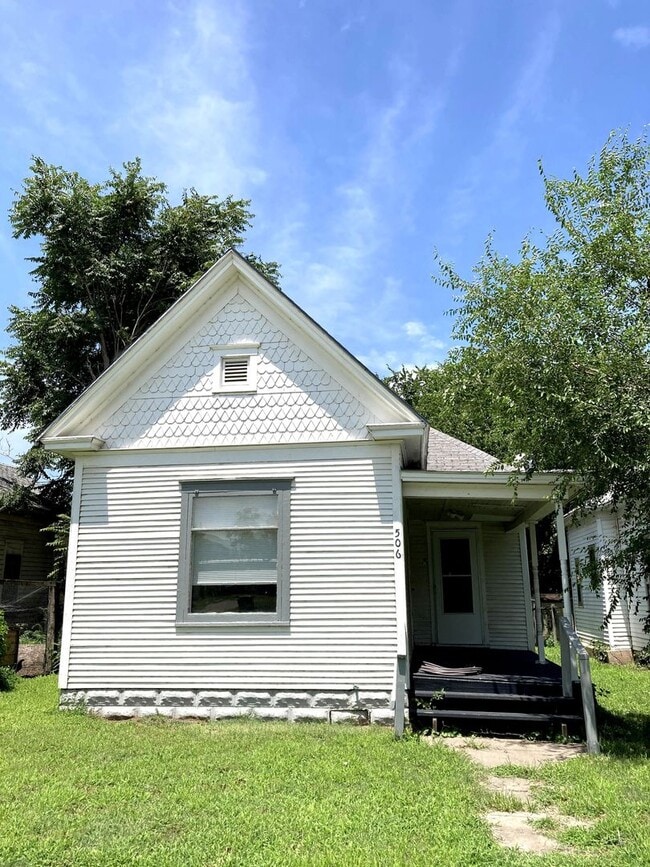 Building Photo - 506 E 3rd Ave