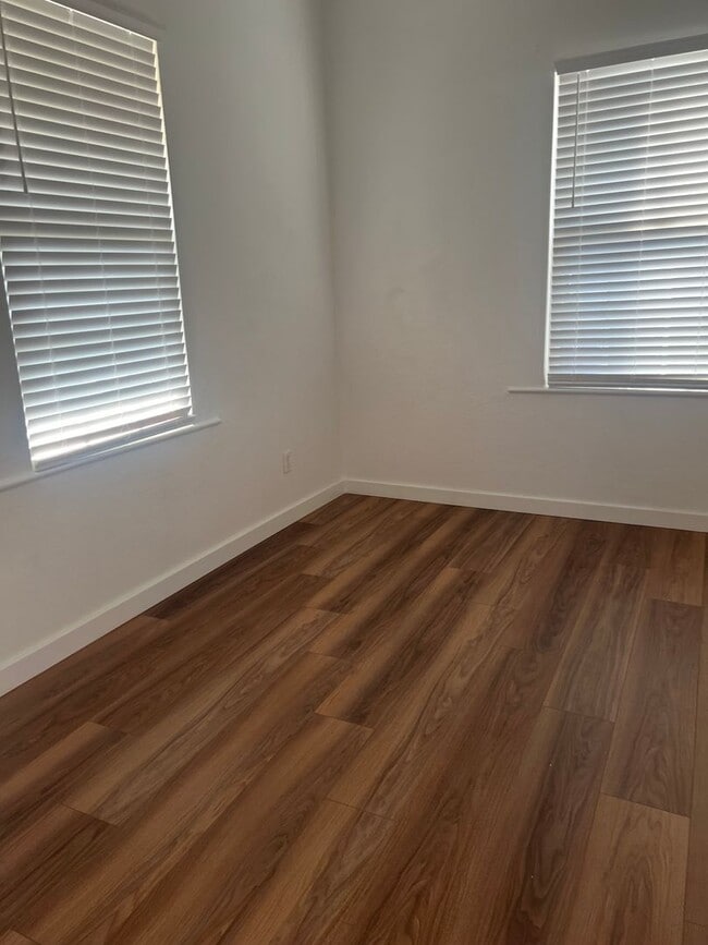 Building Photo - Beautiful 2 bedroom home with large detatched garage