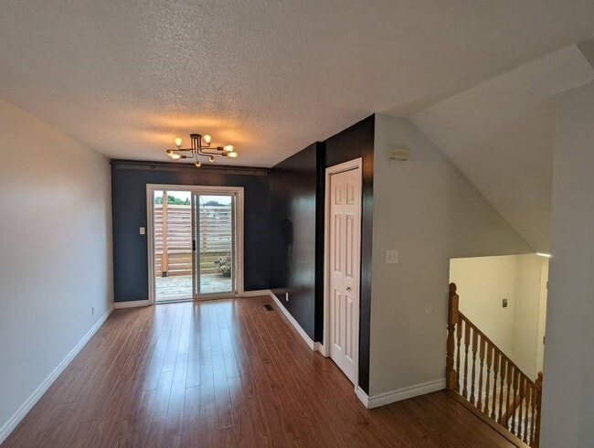 Photo du bâtiment - 24 Loraine Ave