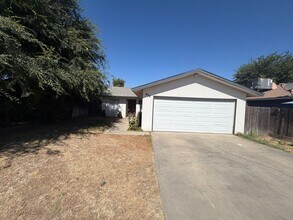 Building Photo - 423 1/2-452 1/2 N Quince Ave