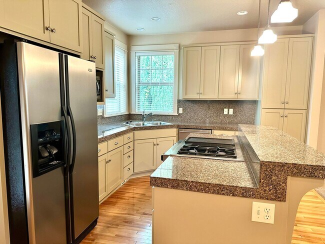 Building Photo - Luxury Living Near Valley River!