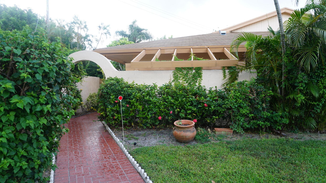 Primary Photo - 13492 Sabal Palm Ct