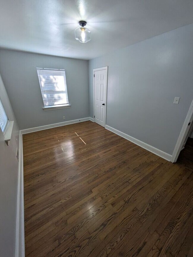 Foto del edificio - 2BD/1BA Duplex in Hickory