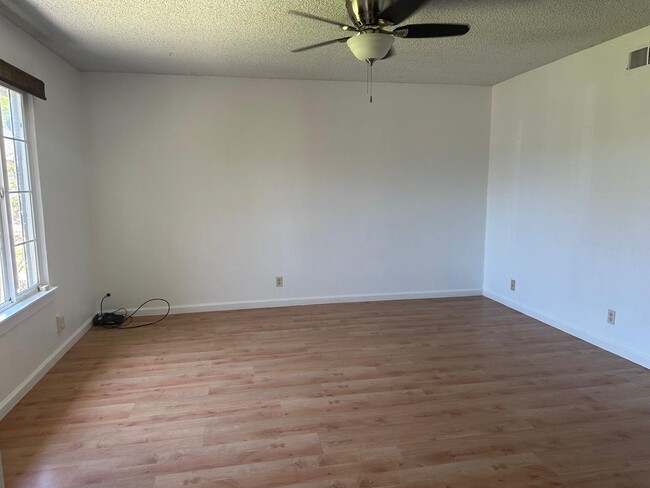 Building Photo - 115 Azalea Ct