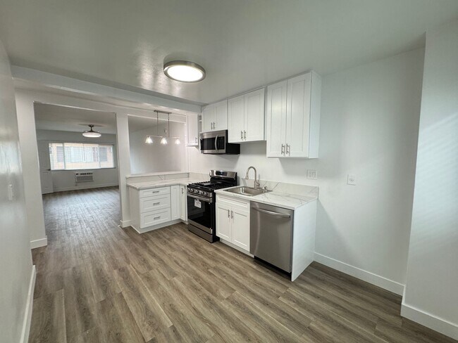 Interior Photo - 5725-29 Vineland Ave