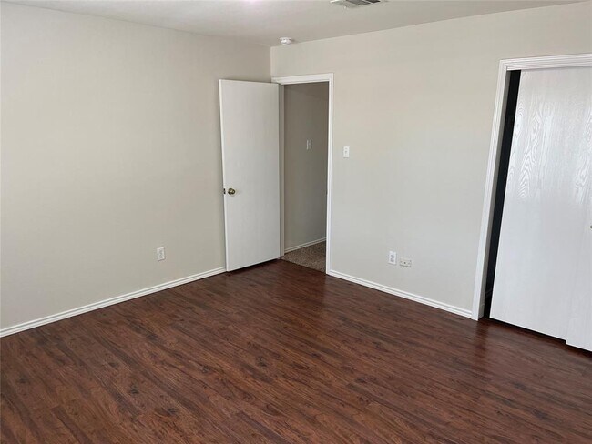 Building Photo - 219 Cottontail Dr
