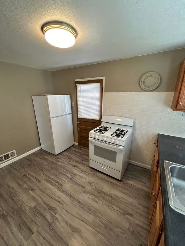 Building Photo - 7047 Manette Dr