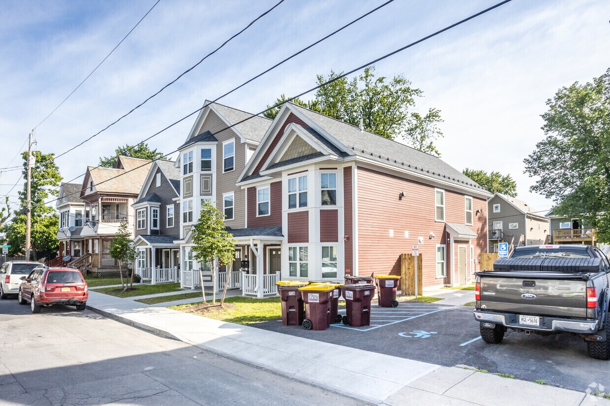 Primary Photo - 911-913 Delamont Ave