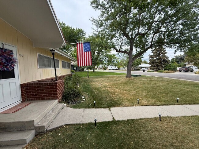 Foto del edificio - Beautiful 3 Bed 2 Bath Home w/ Attached 2 ...