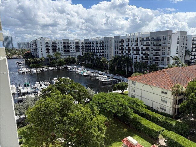Building Photo - 3200 Port Royale Dr N