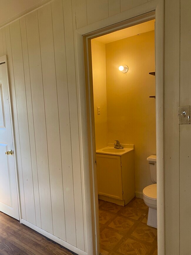1/2 bath - 2870 Mercer Dr