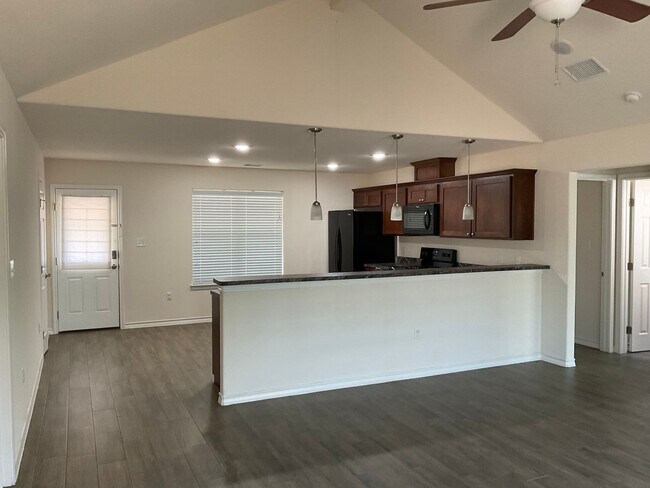 Foto del edificio - AMAZING 3 Bedroom/ 2 Bath Home Available I...