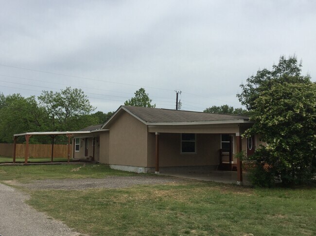 Lado de la casa - 920 Lazy Creek Ln