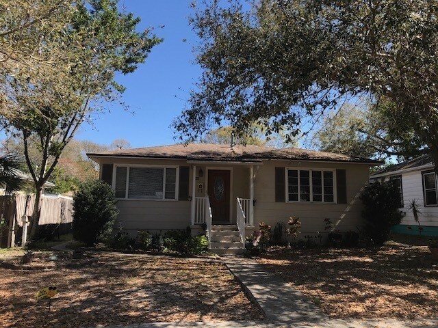 Building Photo - GREAT 3/2/1 SINGLE FAMILY HOME MINUTES TO ...