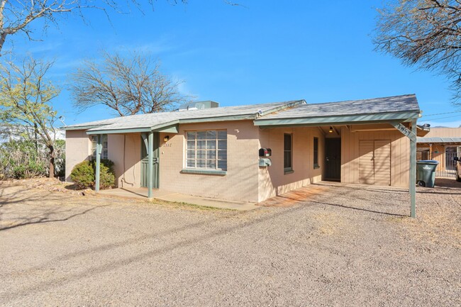 Building Photo - 3 BR CENTRAL HOME