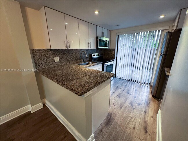 Foto del edificio - 185 Wimbledon Lakes Dr