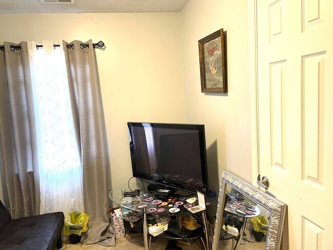 Foto del edificio - 6817 Cedarwood Ct