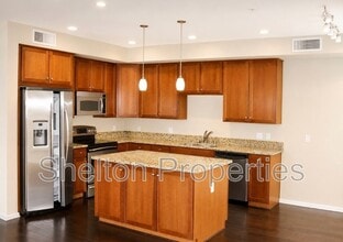 Building Photo - 525 W Lakeside Dr
