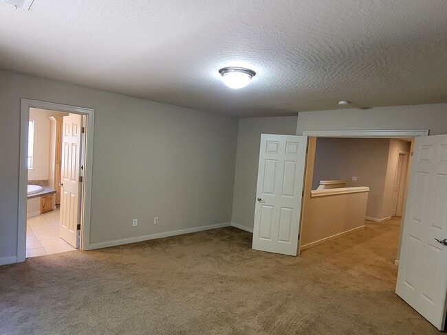Building Photo - Spacious 4 Bedroom House Near Riverview Pa...