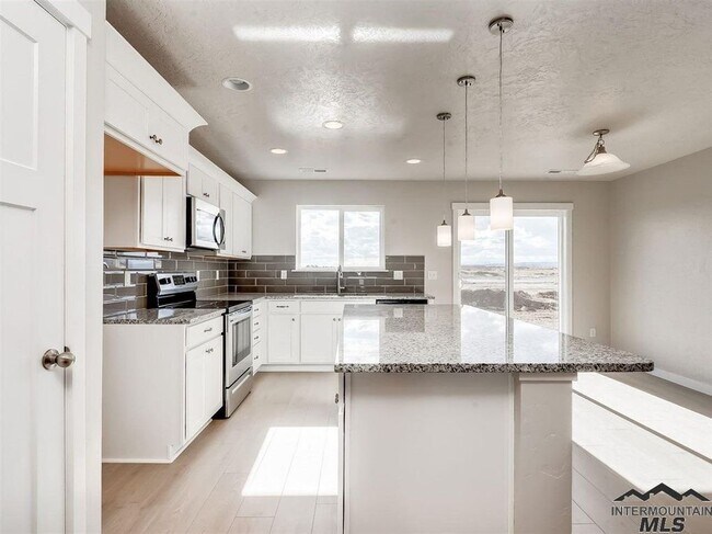 Foto del edificio - 3 Bedroom House For Rent with High End Finishes-Available Aug 5th!