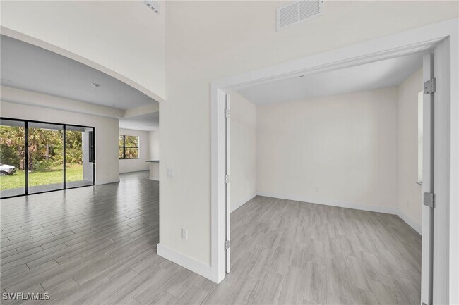 Building Photo - 606 Lincoln Blvd