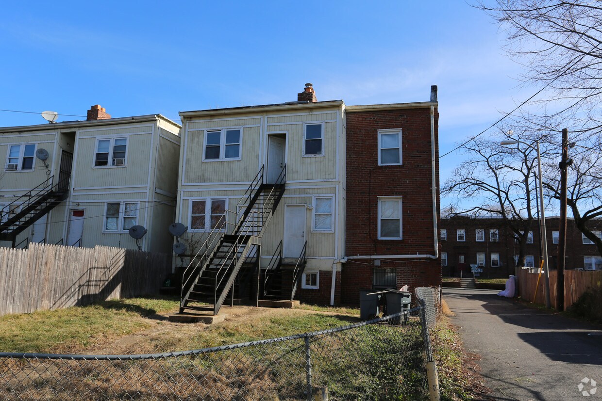 Building Photo - 1010 17th St NE