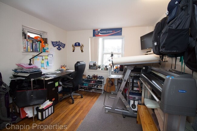 Building Photo - 2Br/1Bth, Great location, quiet area, Laundry in building