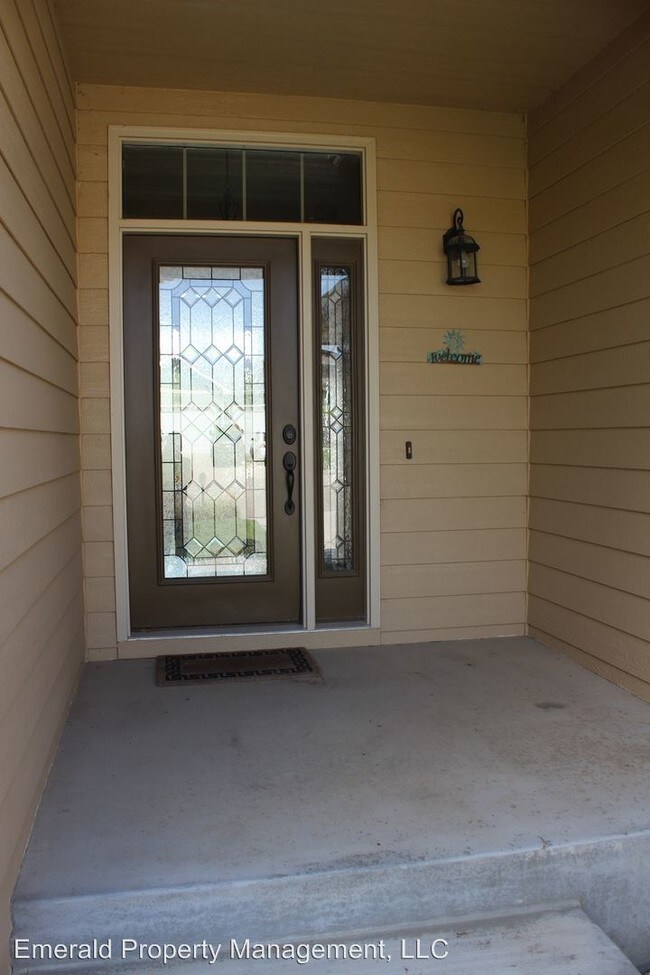Building Photo - 824 Locharno Dr
