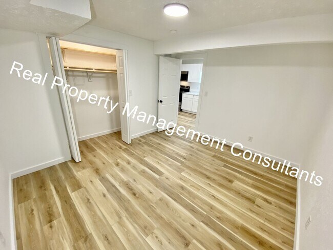 Foto del edificio - 2203 Twin Oaks Dr