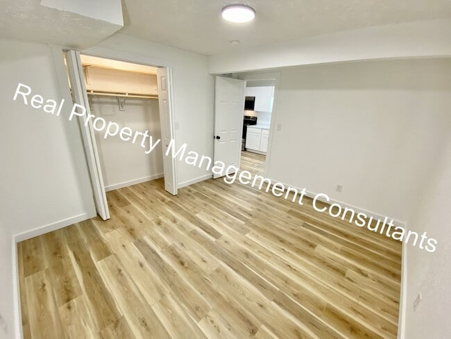 Building Photo - 2203 Twin Oaks Dr