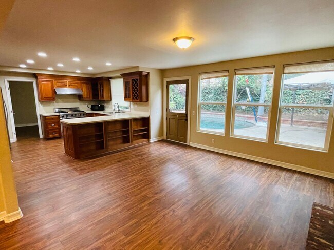 Foto del edificio - Beautiful 5 bedroom Irvine home