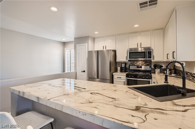 Foto del edificio - 7250 Diamond Canyon Ln
