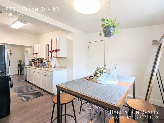 Building Photo - 872 E Glenn St