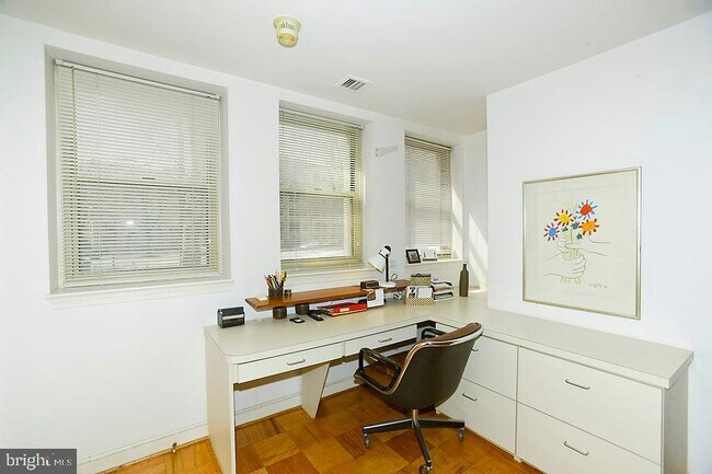 Foto del edificio - 4707 Connecticut Ave NW